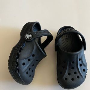 TODDLER BLACK CROCS